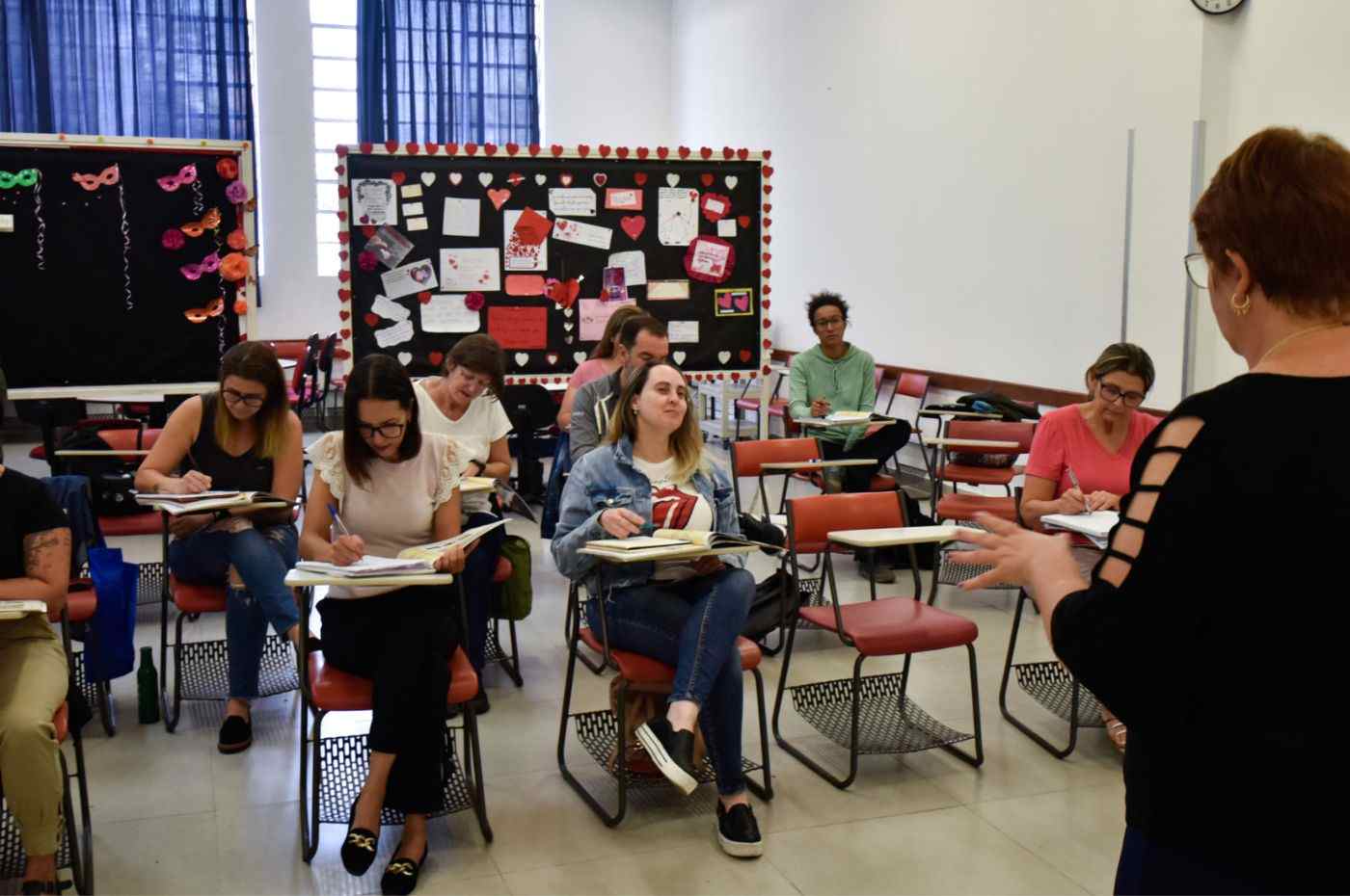 Alunos em sala de aula, no Centro de Línguas de Jundiaí