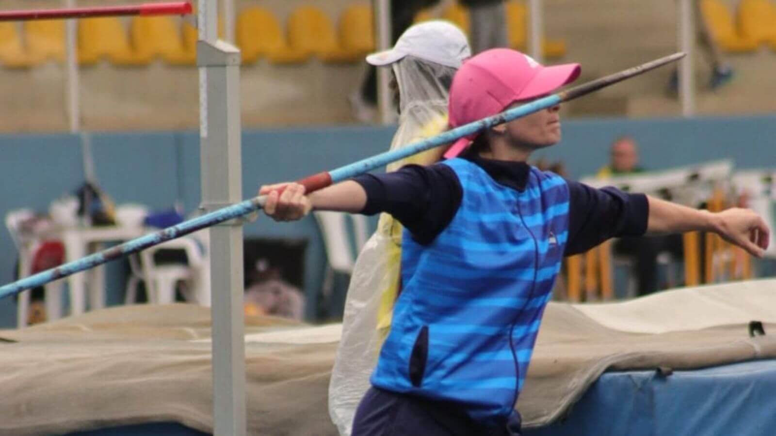 Atleta de Jundiaí competindo em lançamento de dardo