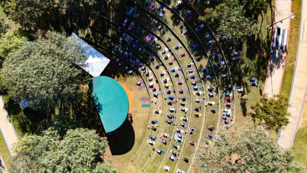 Visão aérea da aula de yoga em Jundiaí