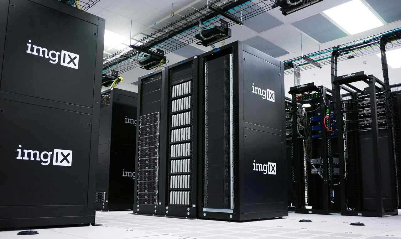 Servidores de data center com racks imgIX, cabos de rede e infraestrutura moderna, destacando Big Data.