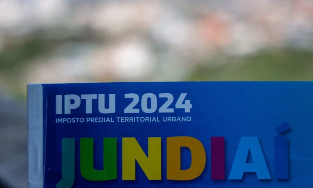 Carnê do IPTU 2024 da cidade de Jundiaí, destacando o nome da cidade em letras coloridas.