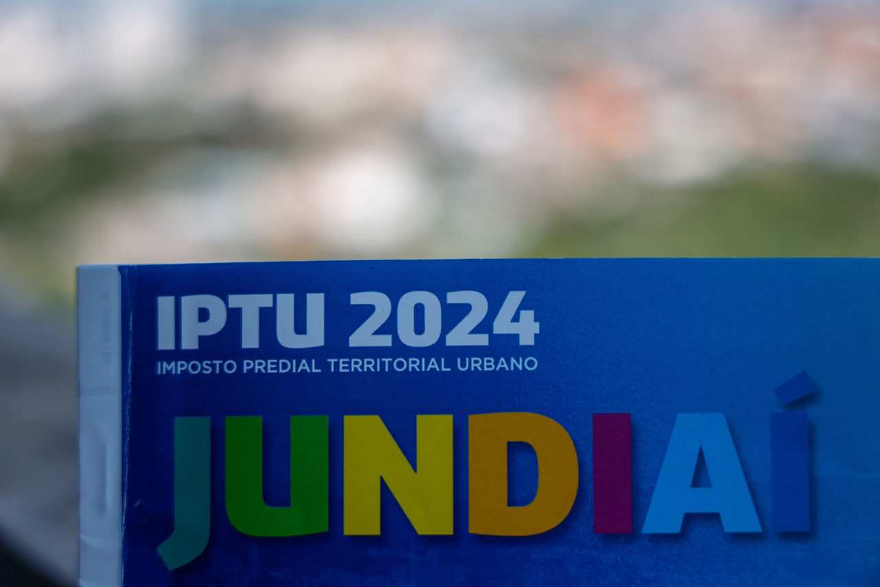 Carnê do IPTU 2024 da cidade de Jundiaí, destacando o nome da cidade em letras coloridas.