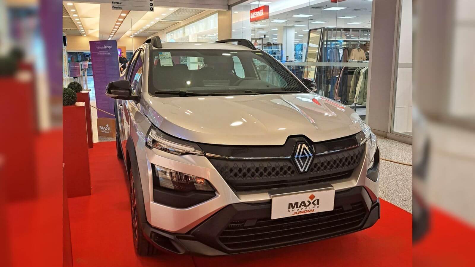 Carro exposto no Maxi Shopping Jundiaí para sorteio especial de Dia dos Namorados.