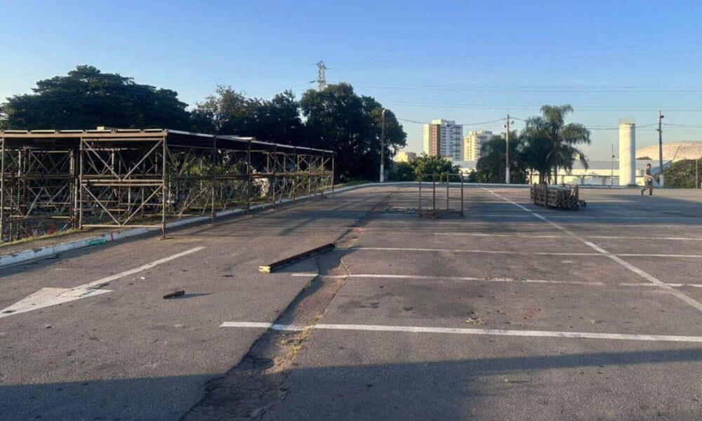 Espaço de montagem de palco da Festa Julina de Jundiai, no Parque da Uva