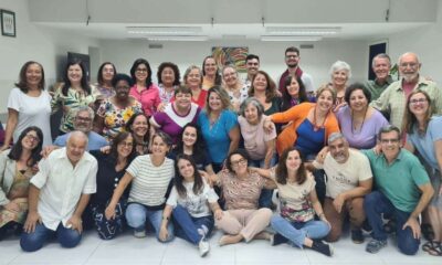 Membros do Coral Divino em Canto de Jundiaí posam para foto.