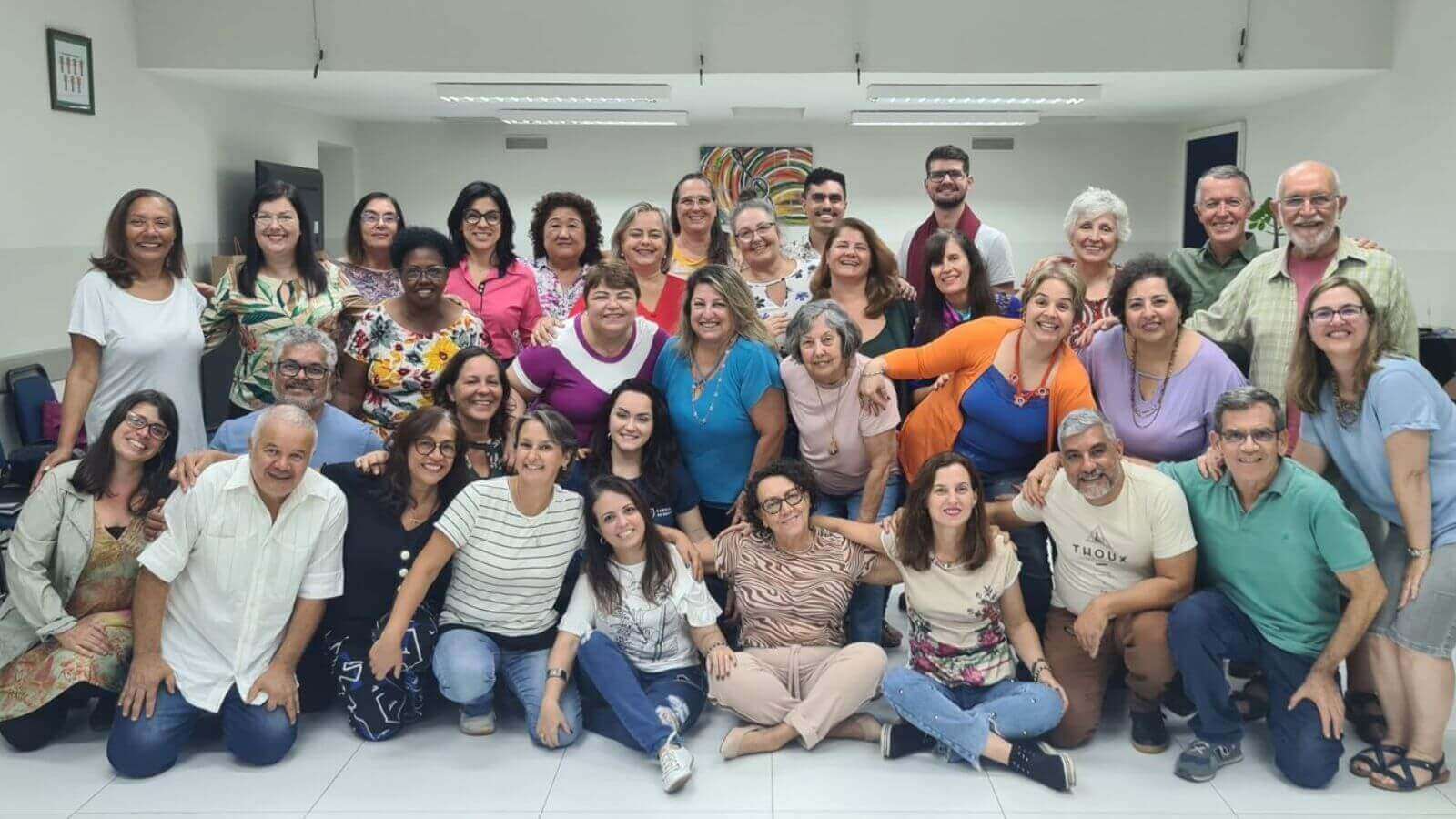 Membros do Coral Divino em Canto de Jundiaí posam para foto.