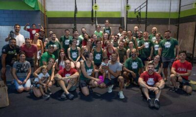 Grupo de pessoas reunidas em uma academia de CrossFit, identificada como CrossFit DaMata de Jundiaí. O grupo é composto por homens, mulheres e crianças.