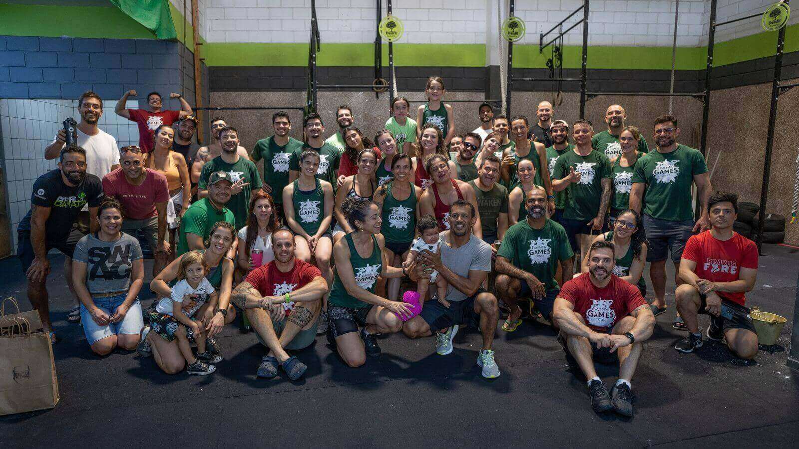 Grupo de pessoas reunidas em uma academia de CrossFit, identificada como CrossFit DaMata de Jundiaí. O grupo é composto por homens, mulheres e crianças.
