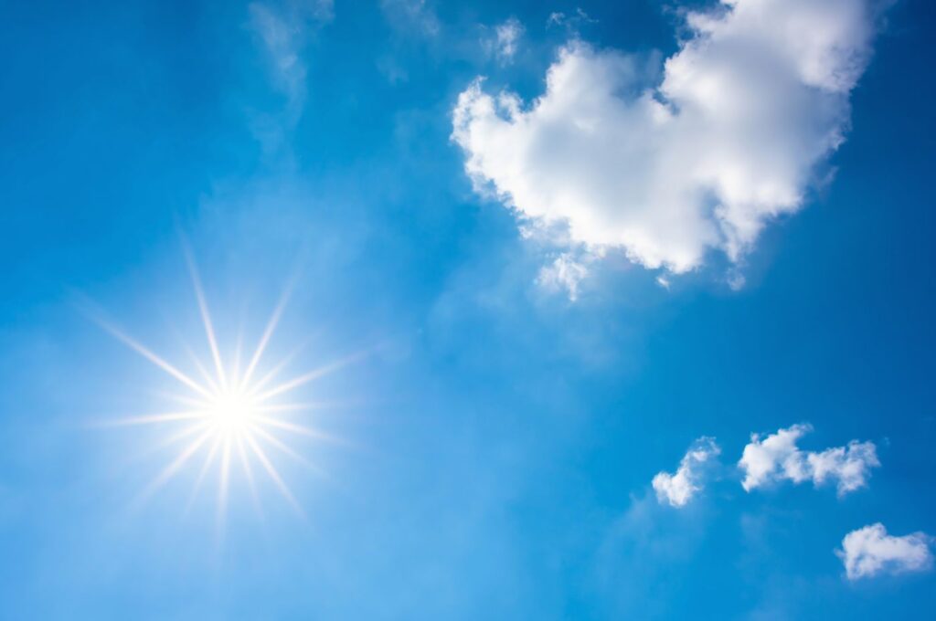 Previsão do tempo mostra sol em céu azul com poucas nuvens 