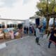 Doações de Jundiaí para crianças vítimas das enchentes no RS. Voluntários carregam caixas de mantimentos e brinquedos para um caminhão de transporte.