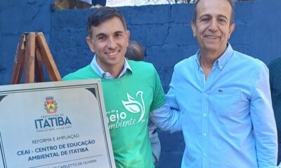 Miguel Haddad e prefeito de Itatiba Thomás Capeletto ao lado de placa de inauguração de Centro de Educação Ambiental