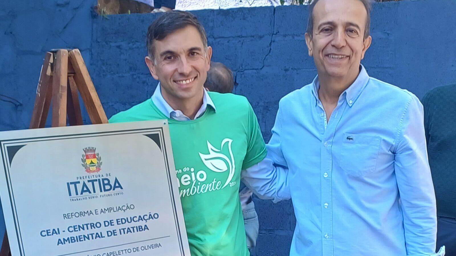 Miguel Haddad e prefeito de Itatiba Thomás Capeletto ao lado de placa de inauguração de Centro de Educação Ambiental