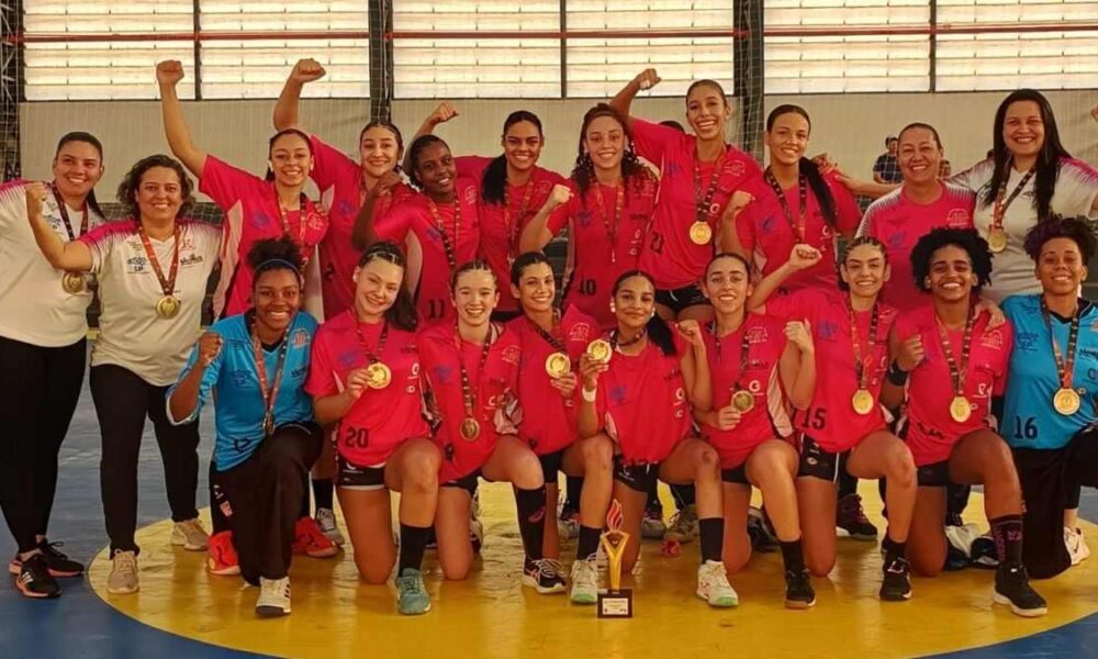 Equipe feminina de handebol de Jundiaí com as medalhas de ouro após conquistarem o título