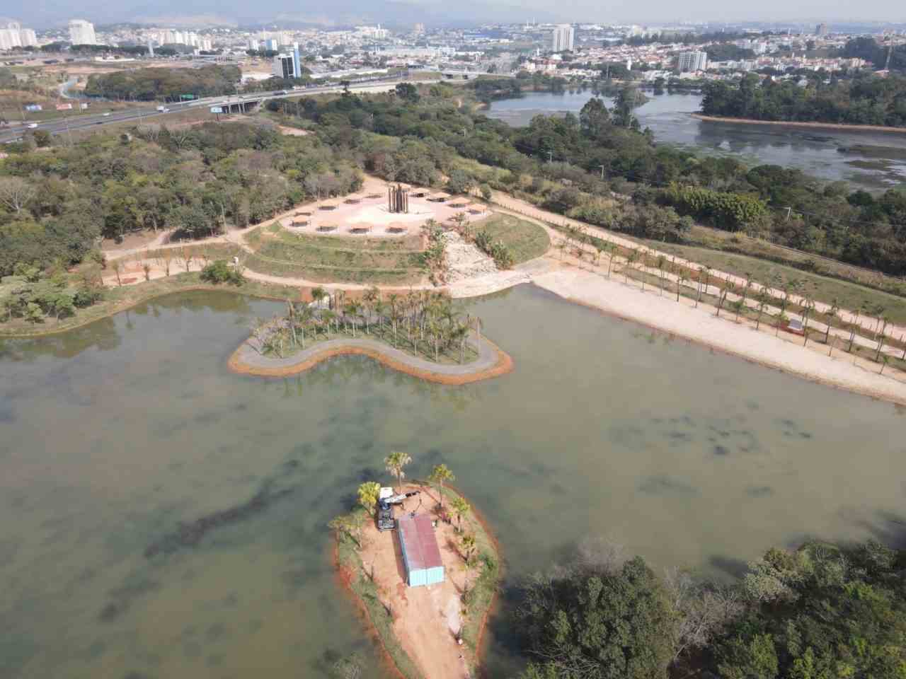 Vista aérea do Espaço das Águas no Mundo das Crianças Jundiaí, mostrando lagos, áreas verdes e a cidade ao fundo.