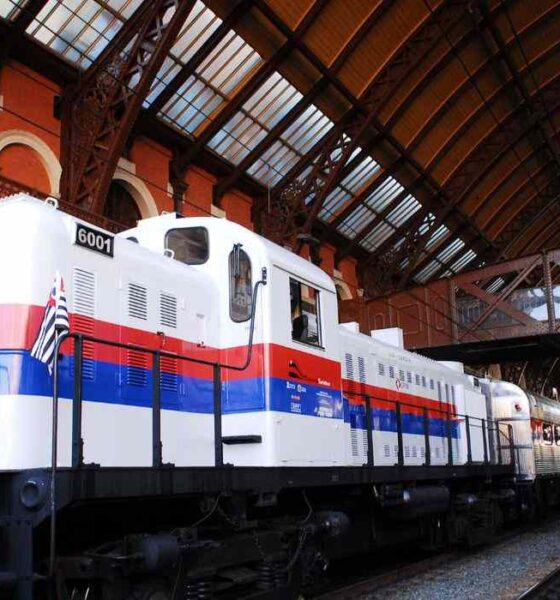 Trem Expresso Turístico Jundiaí na Estação da Luz, São Paulo, em uma plataforma histórica com estrutura de ferro e vidro.
