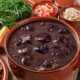 Típica feijoada, com os acompanhamentos tradicionais: arroz branco, couve, torresmo, vinagrete e farora