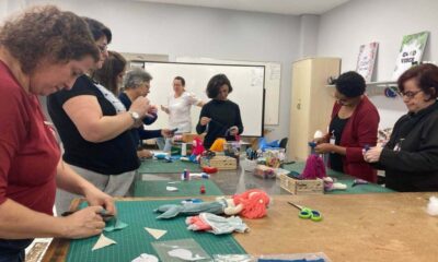 Mulheres em sala de artesanato durante curso no Fundo Social de Jundiaí.