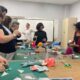 Mulheres em sala de artesanato durante curso no Fundo Social de Jundiaí.