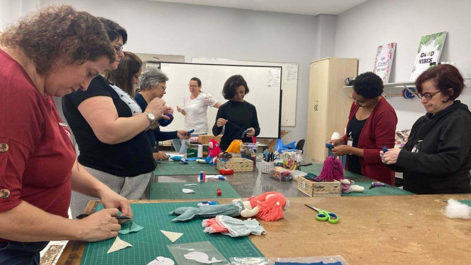 Mulheres em sala de artesanato durante curso no Fundo Social de Jundiaí.