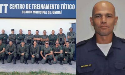 Grupo de guardas municipais fardados, todos em pé ou ajoelhados em frente a um prédio com uma placa do "Centro de Treinamento Tático - Guarda Municipal de Jundiaí".