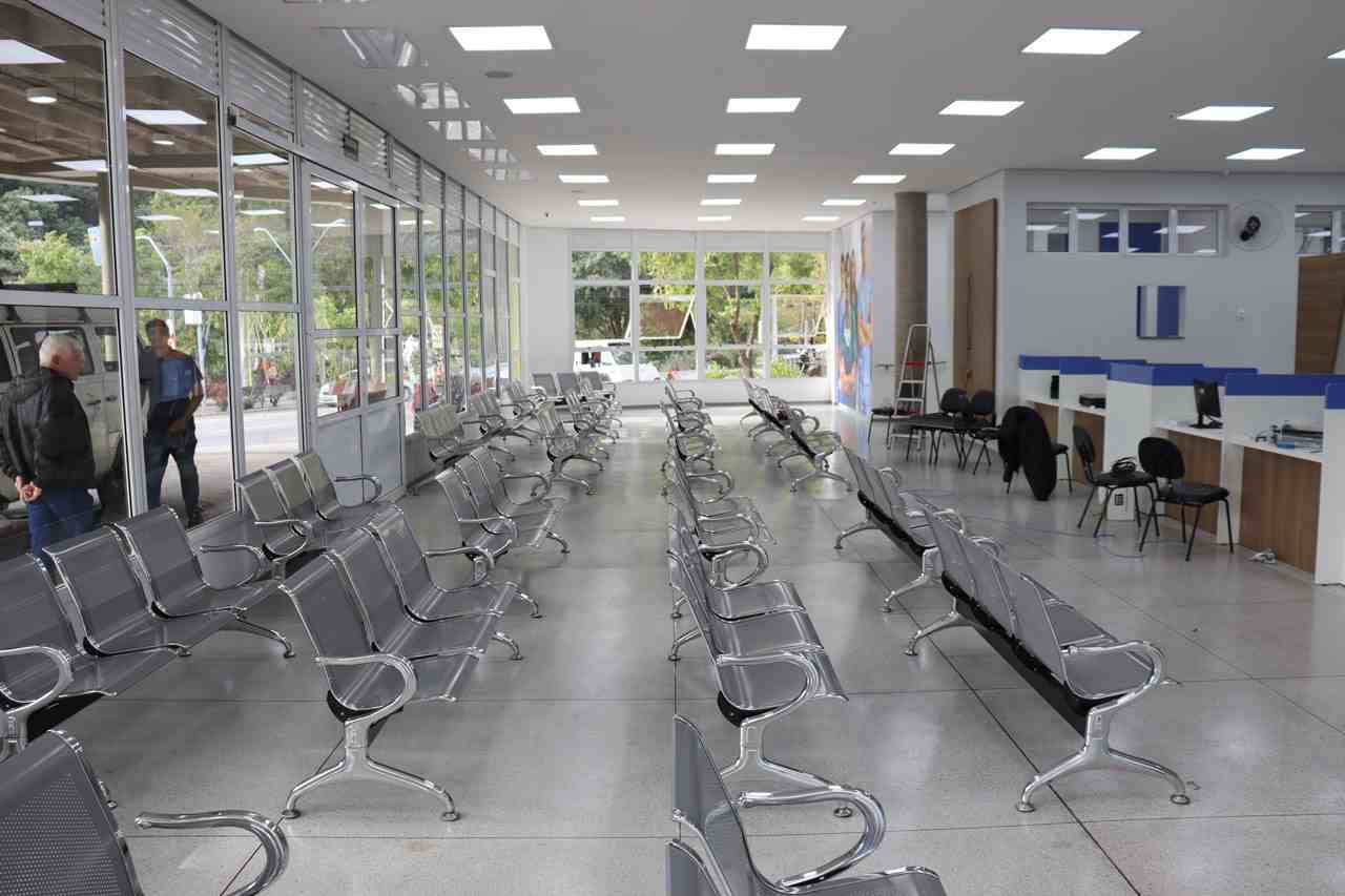 A sala de espera moderna e iluminada do Hospital de Clínicas em Campo Limpo Paulista, com cadeiras de metal e balcões de atendimento.
