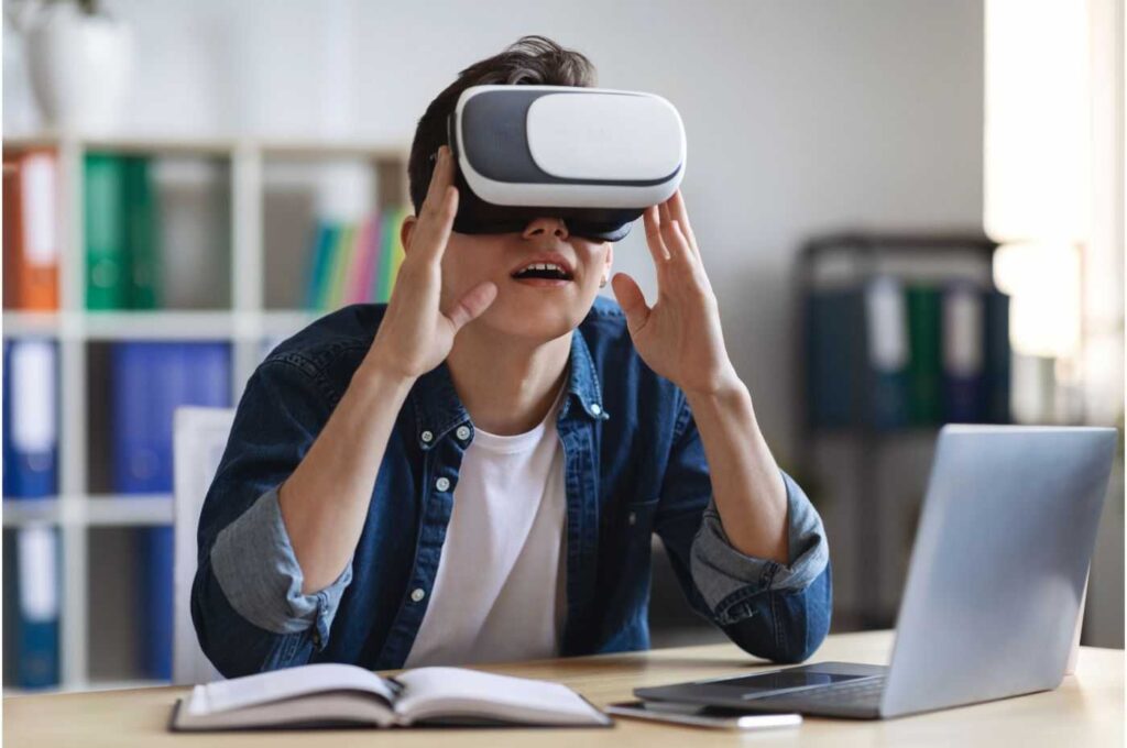 Jovem utilizando óculos de realidade virtual em ambiente de estudo, exemplificando como jogos podem contribuir na educação.