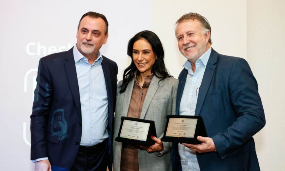 Ana Oliva da Astra, ao lado de Dr. Gustavo Maryssael e Antônio Carlos Albino, na entrega do Selo Empresa Amiga dos Direitos Humanos de Jundiaí