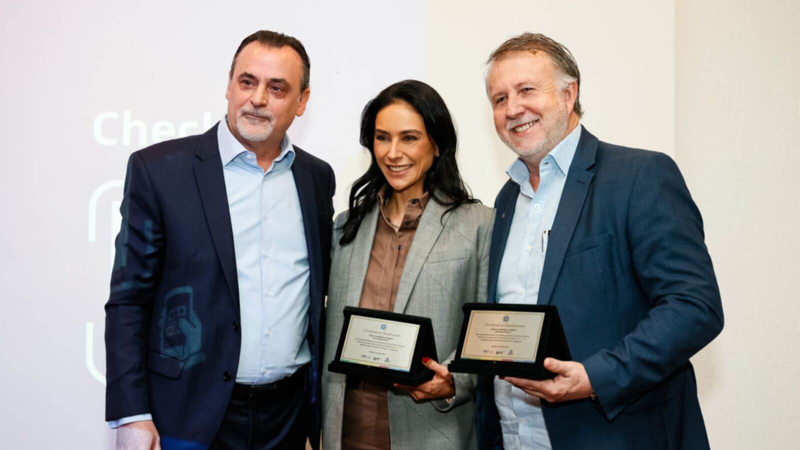Ana Oliva ao lado de Dr. Gustavo Maryssael e Antônio Carlos Albino, na entrega do Selo Empresa Amiga dos Direitos Humanos de Jundiaí