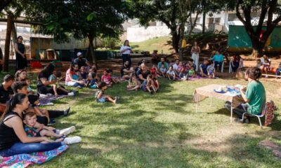 Educadores com crianças de escola de Jundiaí em ambiente a céu aberto