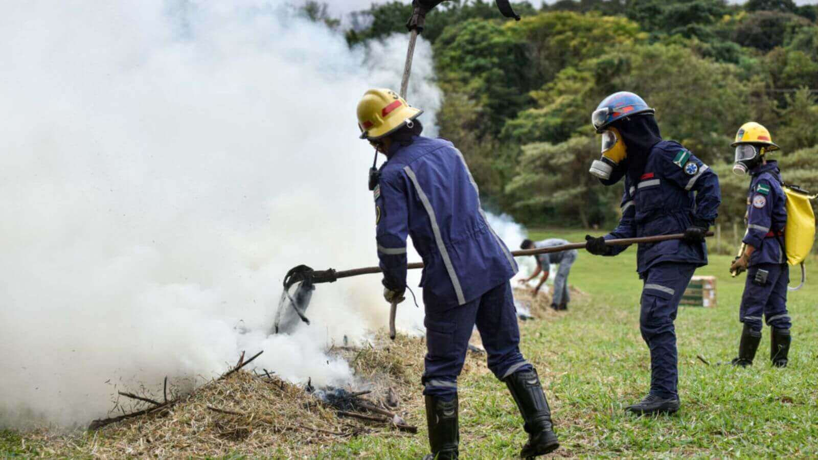 Agentes da Defesa Civil de Jundiaí controlando incêndios em área de mata