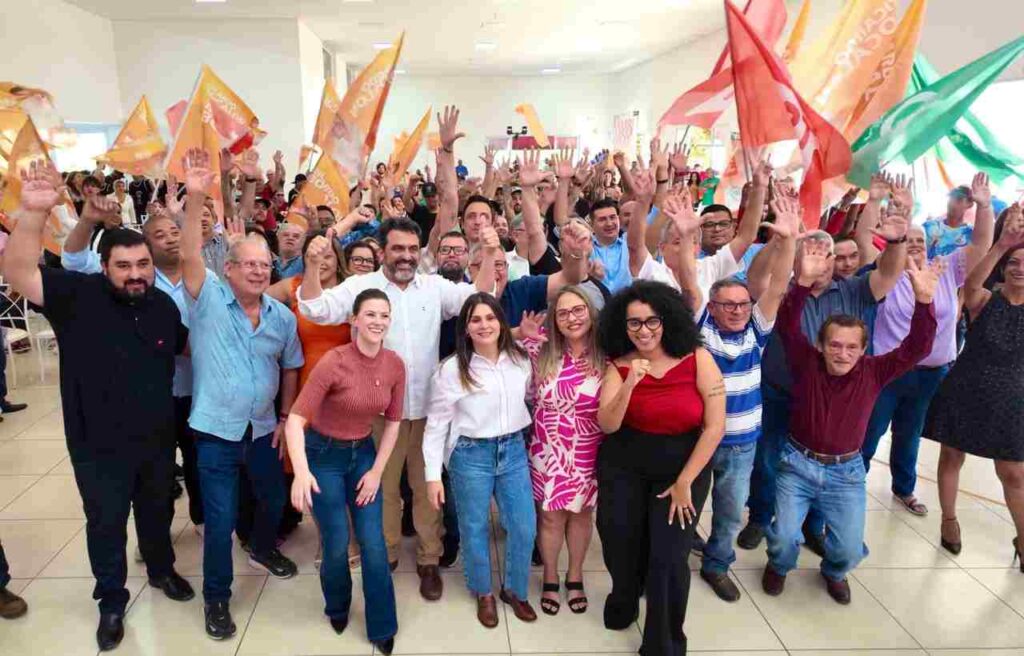 Grupo de pessoas ao redor de Bocalon e Zé Dirceu em Jundiaí no lançamento da pré-campanha a prefeitura