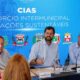 Prefeito de Jundiaí Luiz Fernando Machado em mesa de reunião com painel do CIAS