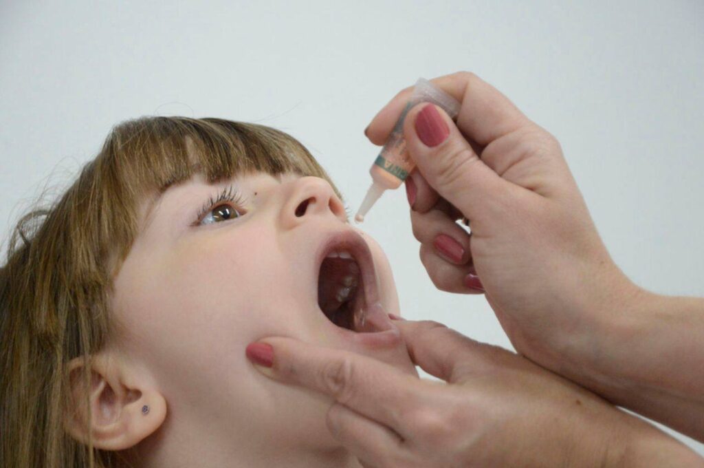 Multivacinação em Jundiaí: criança recebendo vacina de gotinha