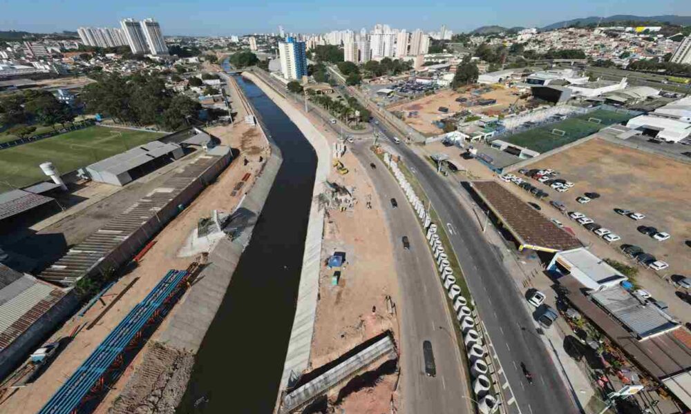 Vista aérea das obras de prolongamento da avenida Antônio Frederico Ozanan em Jundiaí, mostrando a margem do rio e infraestrutura urbana.