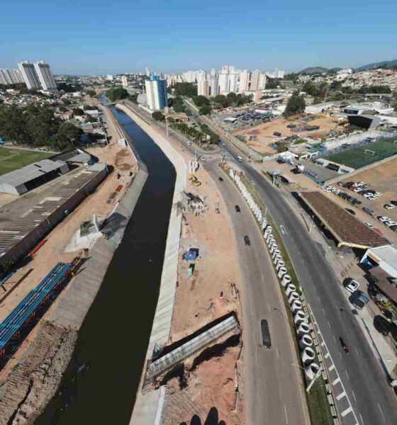 Vista aérea das obras de prolongamento da avenida Antônio Frederico Ozanan em Jundiaí, mostrando a margem do rio e infraestrutura urbana.