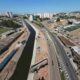 Vista aérea das obras de prolongamento da avenida Antônio Frederico Ozanan em Jundiaí, mostrando a margem do rio e infraestrutura urbana.