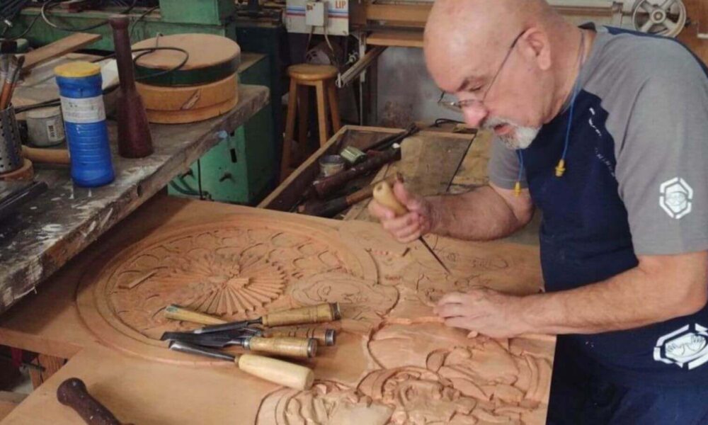 Artista Edison Lufaac esculpe detalhes em madeira para exposição na Pinacoteca de Jundiaí.