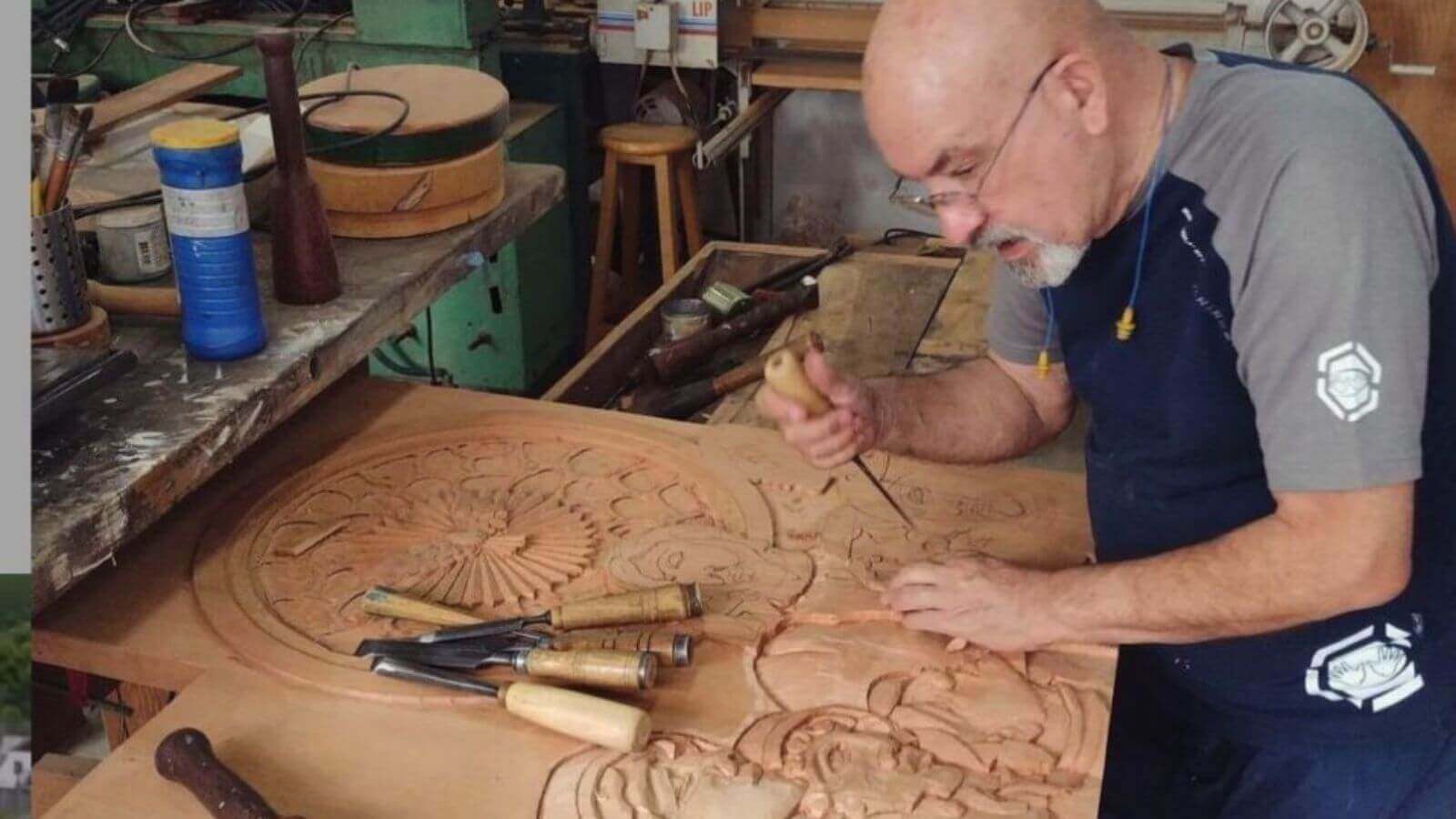 Artista Edison Lufaac esculpe detalhes em madeira para exposição na Pinacoteca de Jundiaí.