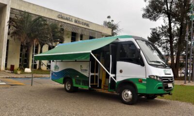 Ônibus adaptado da Prefeitura de Campo Limpo Paulista estacionado em frente ao prédio da Câmara Municipal da cidade.