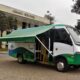 Ônibus adaptado da Prefeitura de Campo Limpo Paulista estacionado em frente ao prédio da Câmara Municipal da cidade.