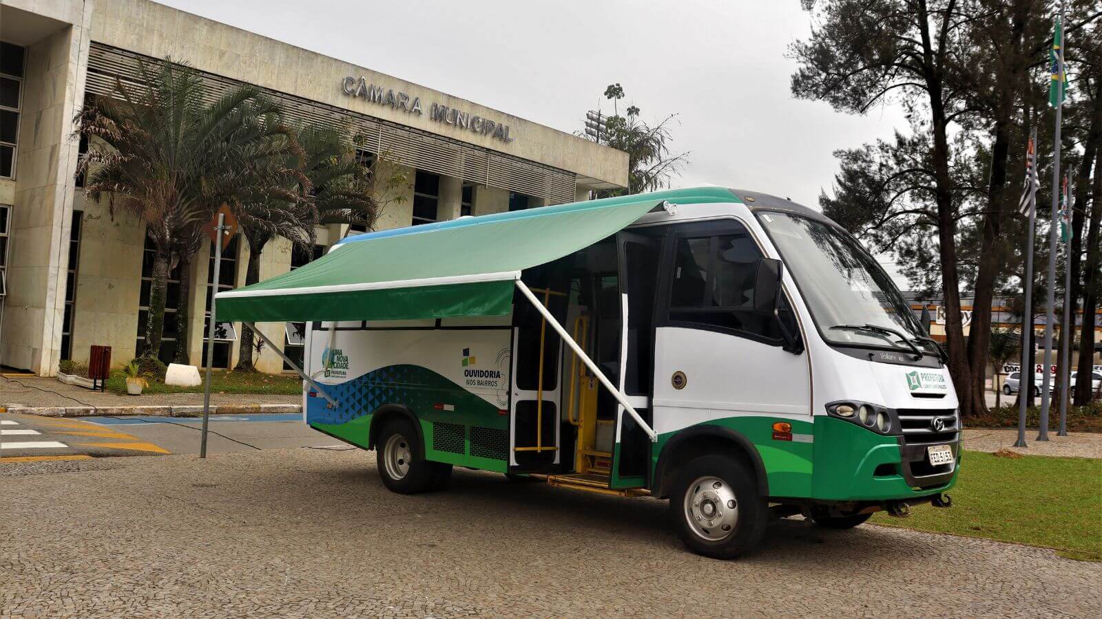 Ônibus adaptado da Prefeitura de Campo Limpo Paulista estacionado em frente ao prédio da Câmara Municipal da cidade.