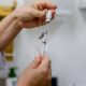 Profissional de saúde preparando seringa com vacina contra a dengue em Jundiaí, focada na imunização de crianças e adolescentes.