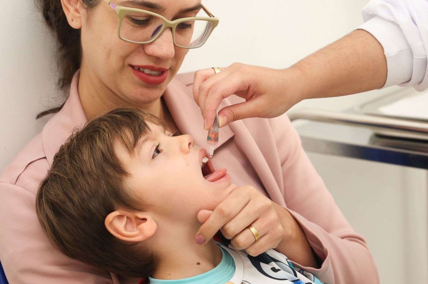 Multivacinação em Jundiaí: crianças de um a quatro anos devem tomar a 'gotinha' contra paralisia infantil