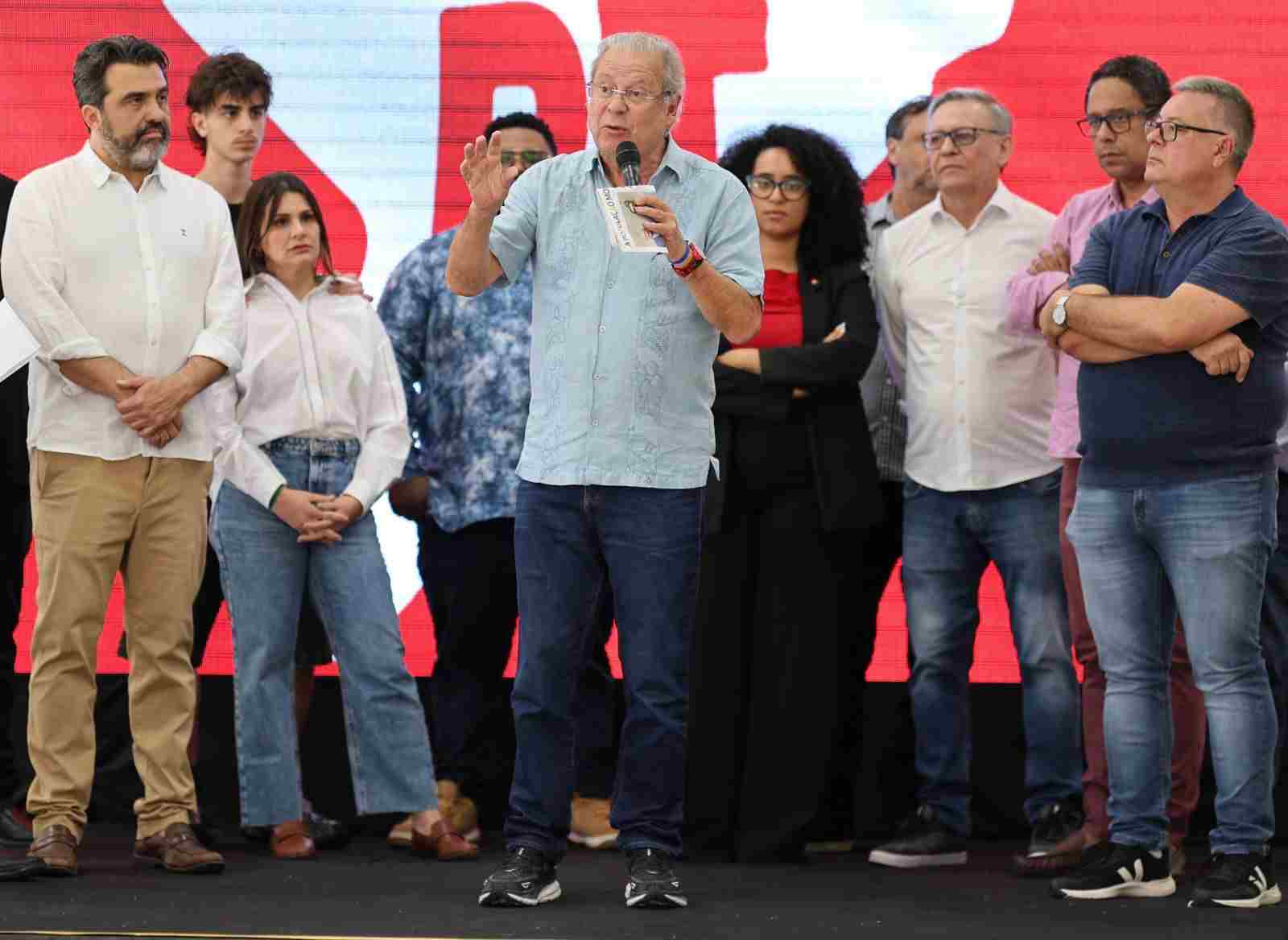 Zé Dirceu em Jundiaí rodeado de apoiadores no lançamento da pré-candidatura de Bocalon à prefeitura de Jundiaí