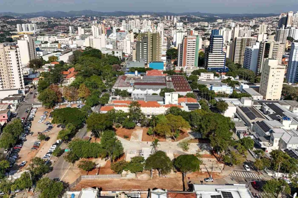 Imagem aérea das obra de revitalização da Praça Dom Pedro, Praça das Rosas, em Jundiaí