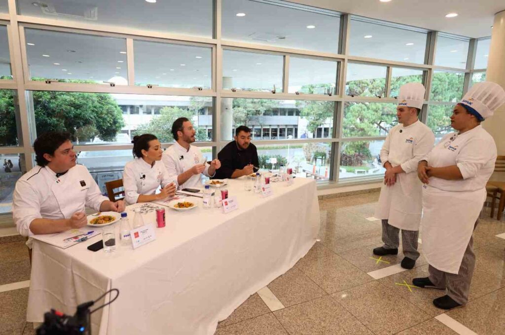 Bancada de jurados do concurso 'Jovens Talentos da Gastronomia', que tem patrocínio da Castelo Alimentos