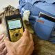 Equipamento de microchipagem auxilia no monitoramento de colônia de gatos em Jundaií