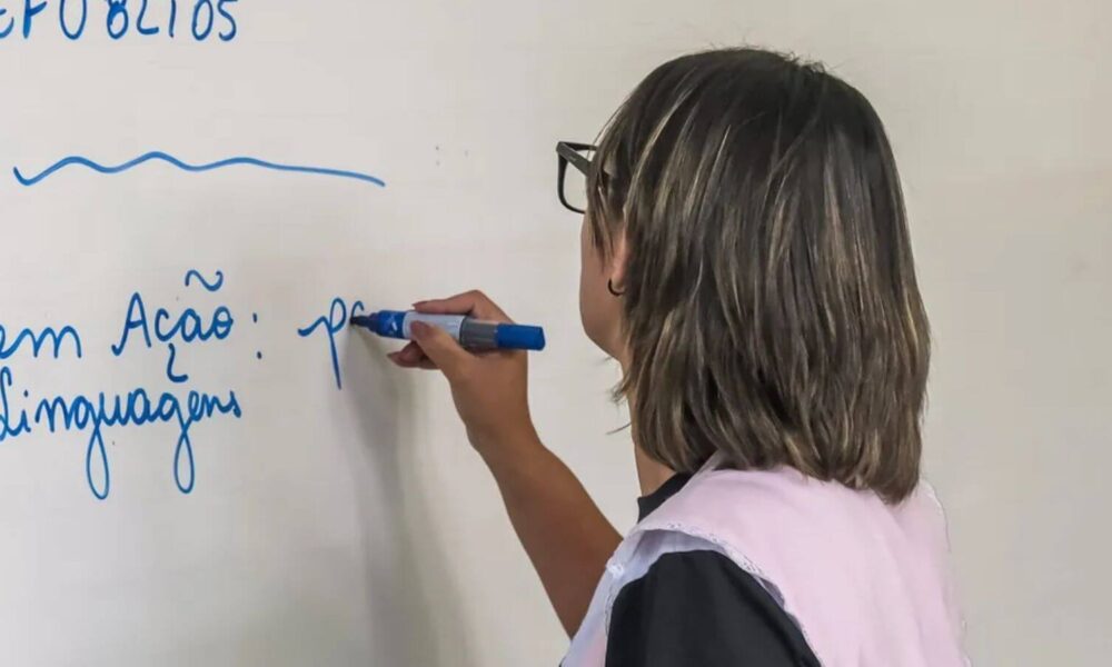 Professora de ensino técnico em sala de aula