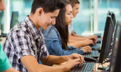 Telecentros: jovens estudando no computador