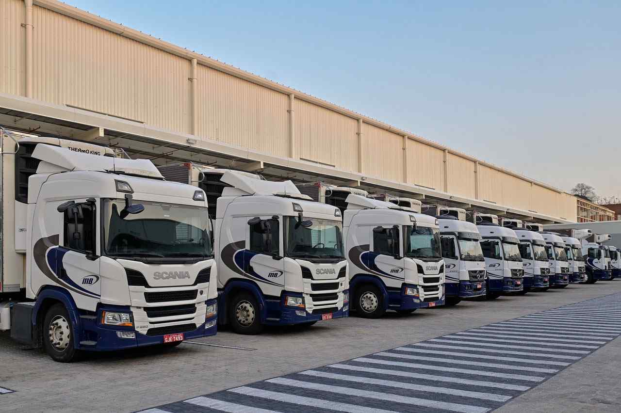 Frota de caminhões da Martin Brower estacionados, destacando vagas de motorista em Jundiaí.